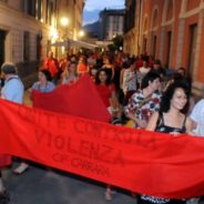 Violenza sulle donne, Massa dice no: in centinaia al corteo per la “Notte dei drappi rossi”